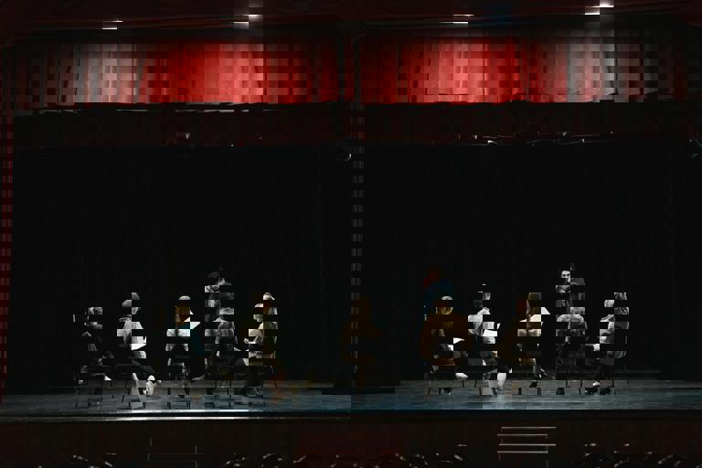 Pequeño teatro independiente sorprende con adaptación moderna de clásico griego