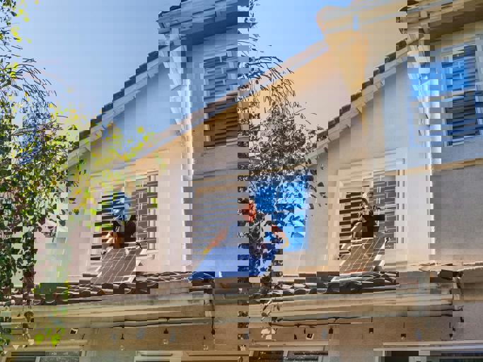 Pequeñas empresas adoptan energía solar para reducir costes ante subidas de la electricidad